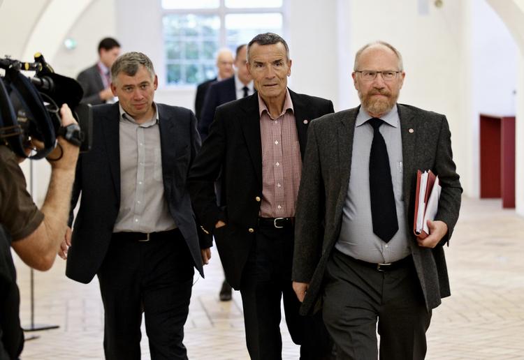 FORMAND. Statsrevisorernes formand, Peder Larsen (yderst til højre), kommer med yderst sjælden og personlig kritik af embedsværket i Justitsministeriet. 