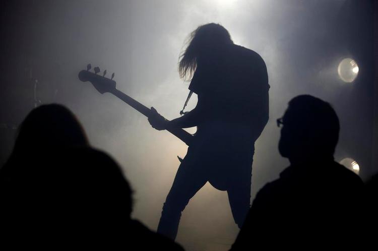 røgslør. Bassist Tobias Hjorth fanget i  et ikke sjældent foroverbøjet øjeblik. 