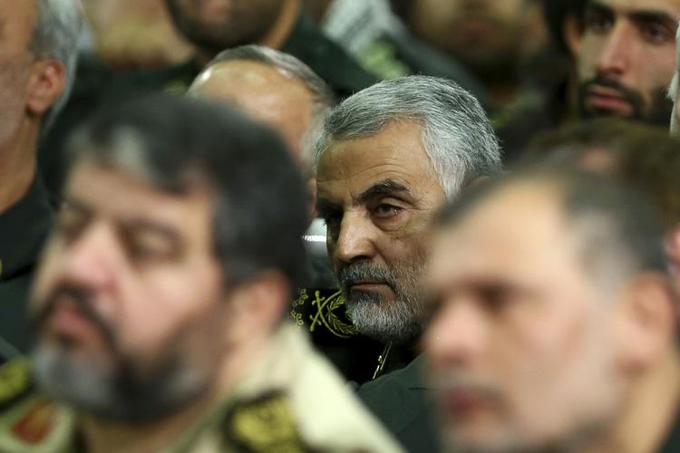 general. Billedet her er fra 2013 og er frigivet fra præstestyret i Irans øverste ledelses kontor. Her ses general Qassem Soleimani til et møde blandt kommandørerne i den Revolutionære Garde i Tehran. Med på mødet var desuden Irans religiøse leder Ayatollah Ali Khamenei. 