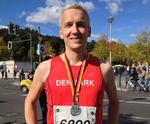 STOLT. Sidste år var glæden stor efter første maraton i Berlin. I år tvang en skade ham til at blive hjemme. 