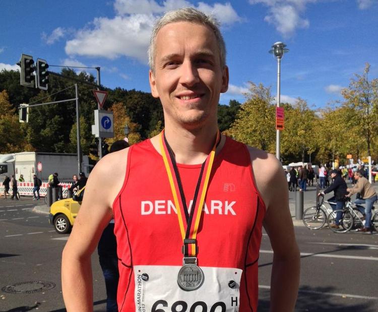 STOLT. Sidste år var glæden stor efter første maraton i Berlin. I år tvang en skade ham til at blive hjemme. 