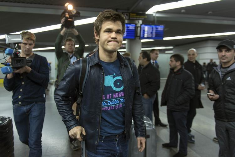 VM-match. Magnus Carlsen ankommer onsdag til Sotji i Rusland til en gentagelse af VM-opgøret sidste år mod den indiske veteran Viswanathan Anand. 