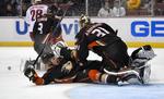 overtid. Frederik Andersen (th) bliver fældet af en glidende svensker og holdkammerat, Hampus Lindholm. 