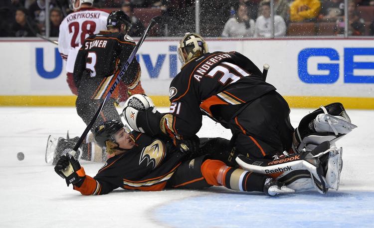 overtid. Frederik Andersen (th) bliver fældet af en glidende svensker og holdkammerat, Hampus Lindholm. 