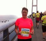 STOREBÆLT. Linda Skjold Jensen i triumf på sin halve maraton over broen. Humøret forsvandt, da hun blev skadet. 