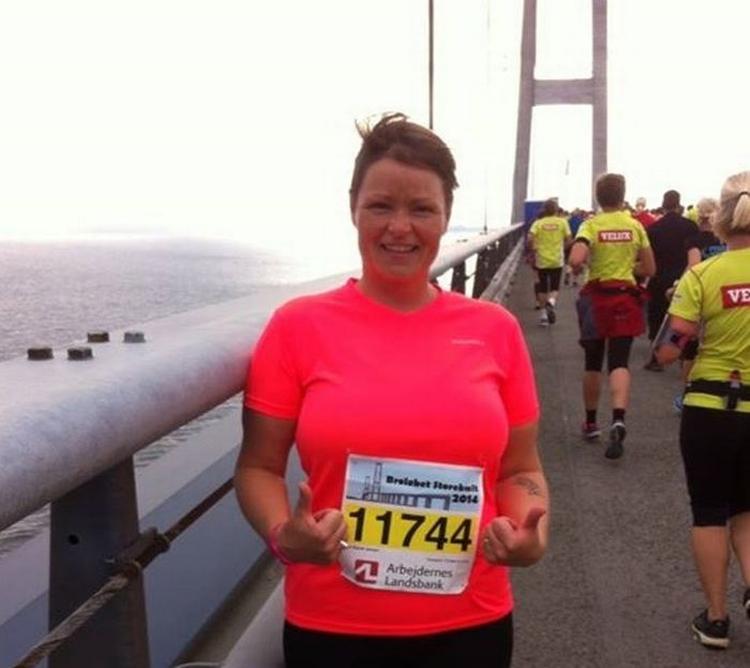 STOREBÆLT. Linda Skjold Jensen i triumf på sin halve maraton over broen. Humøret forsvandt, da hun blev skadet. 
