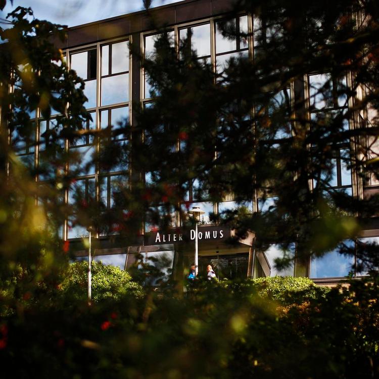 Lyssky. Alter Domus er en såkaldt corporate service provider. Det dækker over at skaffe en adresse og en direktør til selskaber, så disse kan få skatte- fordele ud af at skubbe penge gennem Luxembourg. Alter Domus har som politik ikke at udtale sig om sine for- retninger. 