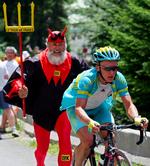 doping. Den nuværende Astana-boss, Alexandre Vinokourov, med djævlen i hælene op mod Aubisque-passet i Tour de France 2005. 