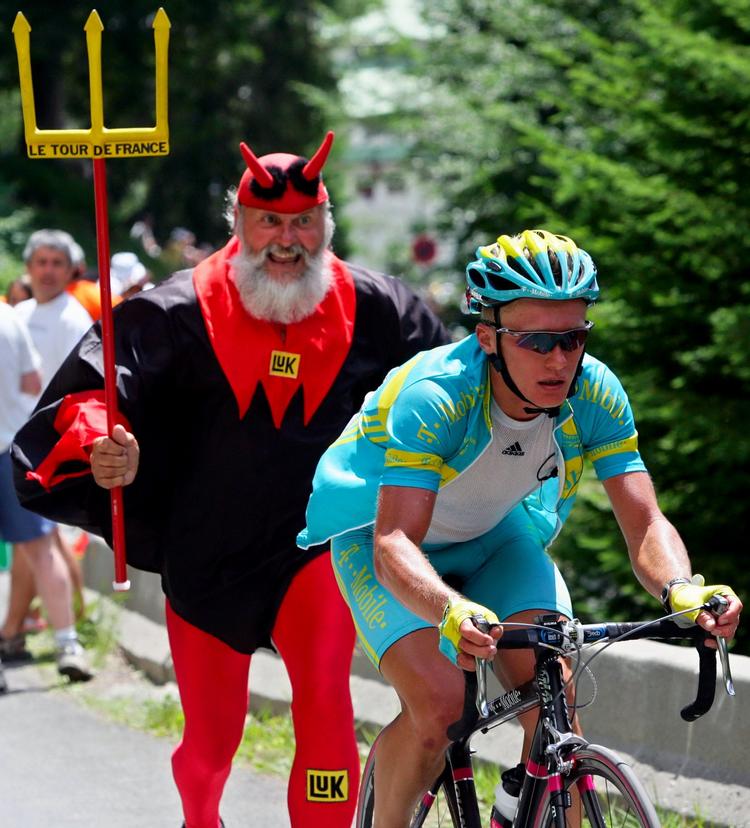 doping. Den nuværende Astana-boss, Alexandre Vinokourov, med djævlen i hælene op mod Aubisque-passet i Tour de France 2005. 