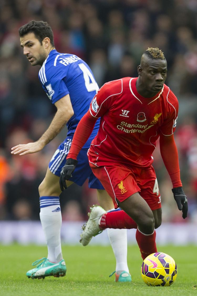 1-2. Liverpools Mario Balotelli (th) leverede endnu en farveløs indsats i storkampen mod Chelsea. 