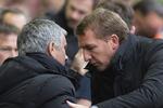 undskyldning. Brendan Rodgers' (th) satsning på at spare spillere til Chelsea-opgøret fejlede, da José Mourinhos (tv) tropper var det bedste hold på Anfield. 