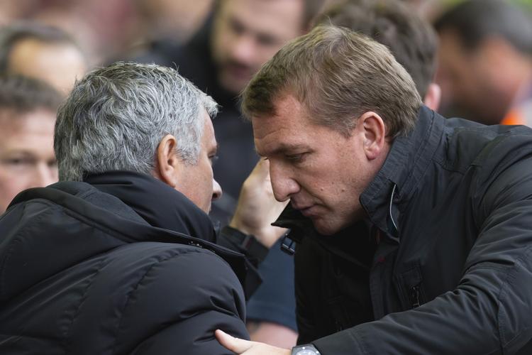 undskyldning. Brendan Rodgers' (th) satsning på at spare spillere til Chelsea-opgøret fejlede, da José Mourinhos (tv) tropper var det bedste hold på Anfield. 