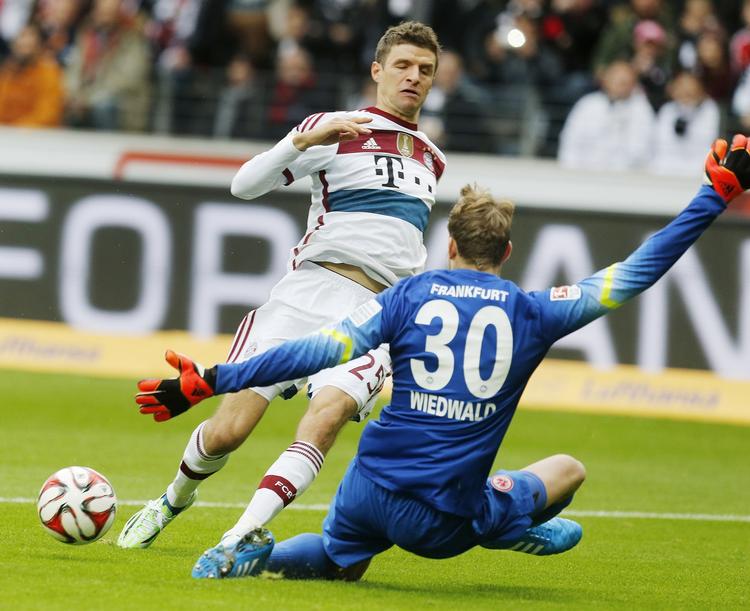 hattrick. Thomas Müller forsøger sig på mål i kampen mod Eintracht Frankfurt. 