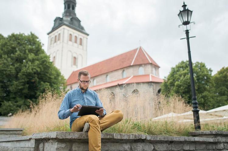 Overalt. Selv i Estlands mest øde områder er der adgang til nettet via det mobile 4G, så Priit Heinla kan både udfylde selvangivelse og stemme, mens han hviler sig foran kirken. 