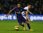 Dribling. Queens Park Rangers Yun Suk-Young i duel med Manchester Citys Jesus Nava 