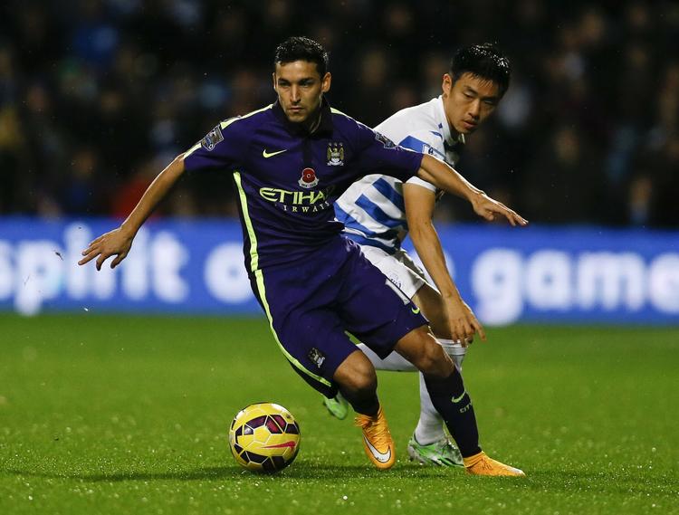 Dribling. Queens Park Rangers Yun Suk-Young i duel med Manchester Citys Jesus Nava 