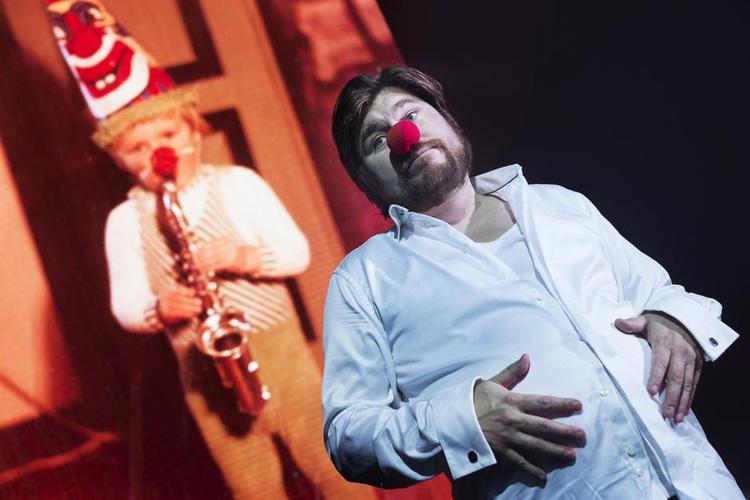 Klovn. Rasmus Bjerg var allerede tidligt bestemt til at underholde. Her er han iført klovnenæse som 2-årig og som 38-årig. 