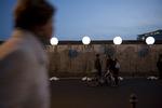 BERLIN.  Adriana Lettrari blev teenager i et genforenet Tyskland, hvor østtyskerne blev kaldt »Ossis« og skulle vænne sig til et helt nyt liv. Her ses fejringen af 25-årsdagen i Berlin. 