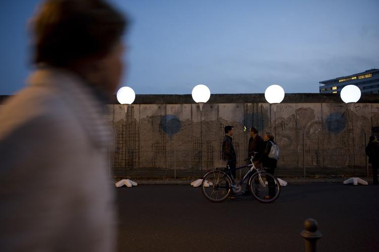 BERLIN.  Adriana Lettrari blev teenager i et genforenet Tyskland, hvor østtyskerne blev kaldt »Ossis« og skulle vænne sig til et helt nyt liv. Her ses fejringen af 25-årsdagen i Berlin. 