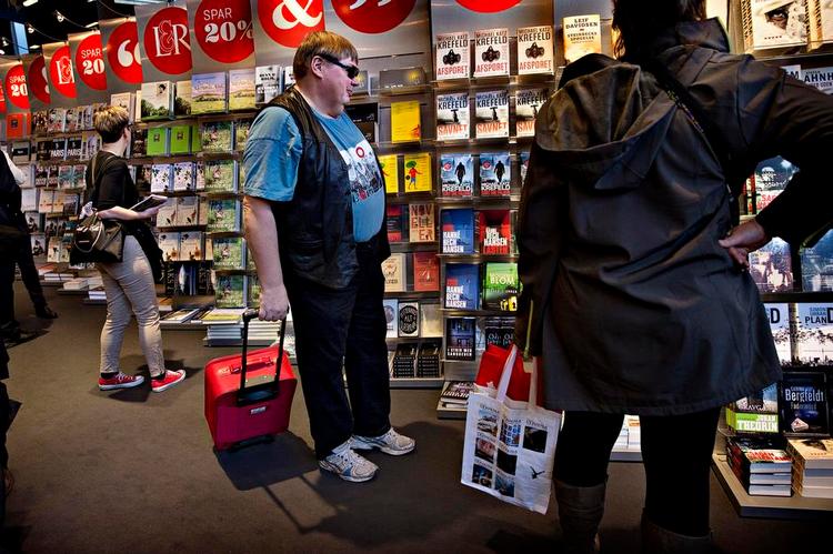 Gedemarked. Det klæder BogForum, at folk har rullekufferter til bøgerne. Det får messen til at virke kosmopolitisk. 