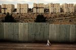 Mure. MAnge steder har man rejst nye fysiske mure, og skillelinjen mellem rige og fattige har sjældent været tydeligere. Den mest åbenlyse skamplet må være den mur, Israel har opført omkring palæstinensere (billedet), skriver Brian Esbensen. 