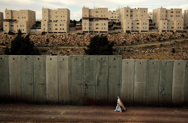 Mure. MAnge steder har man rejst nye fysiske mure, og skillelinjen mellem rige og fattige har sjældent været tydeligere. Den mest åbenlyse skamplet må være den mur, Israel har opført omkring palæstinensere (billedet), skriver Brian Esbensen. 
