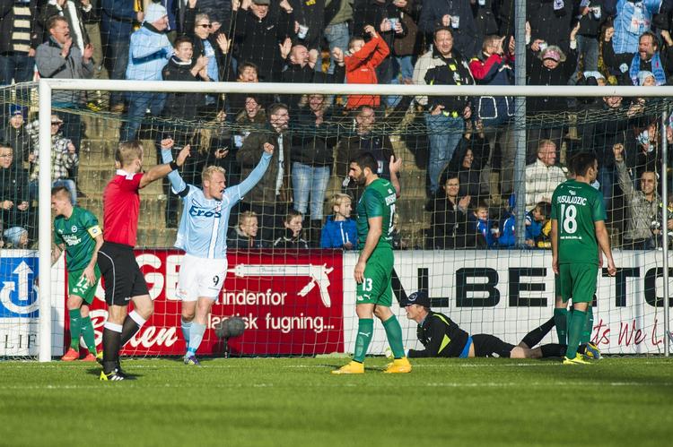 2-1. Efter at have sparket bolden i mål via stolpen er Marvin Pourie  løbet ud af billedet og har overladt til til Tommy Bechmann og juble over 2-1-målet. 