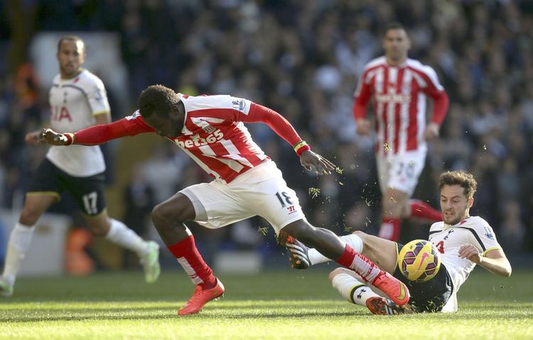 DUEL. Mame Biram Diouf tv.) og Ryan Mason i duel i kampen mellem Stoke og Tottenham. 