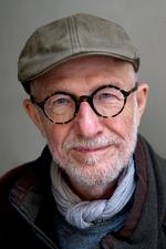 Trend. Over hele verden flytter mennesker fra land til by. Den udvikling er svær at gøre noget ved, men man kan lade være med at give den mere brændstof, mener Finn Slumstrup, der sammen med andre udkantsdanskere forsøger at råbe hovedstaden op. 