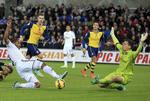 Sprællemand. Denne sprællemandsaktion af Wojciech Szczesny gjorde Ashley Williams så bange, at han ikke kunne score. 