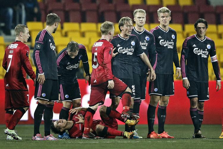UDVIST. Efter en albue i brystet ppå Emiliano Marcondes blev Christian Poulsen udvist. 