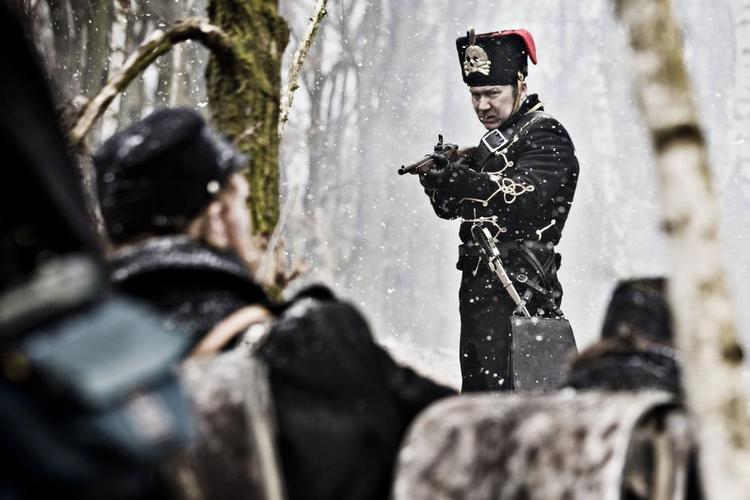 Slagmark. Det krudt, man brugte i 1864, indhyllede alt i hvid røg. Men så havde '1864'-seerne næppe kunnet se, hvad der foregik på tv-skærmen. 