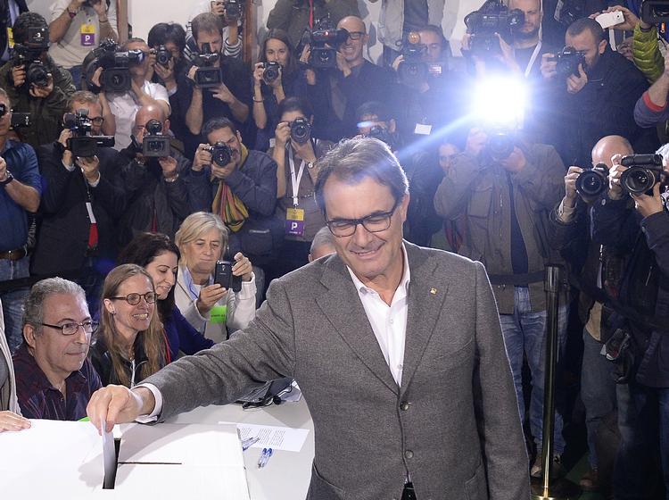 LEDER.  Lederen af regeringen i Catalonien, Artur Mas, mener, at folkeafstemningen er en »total succes«. 