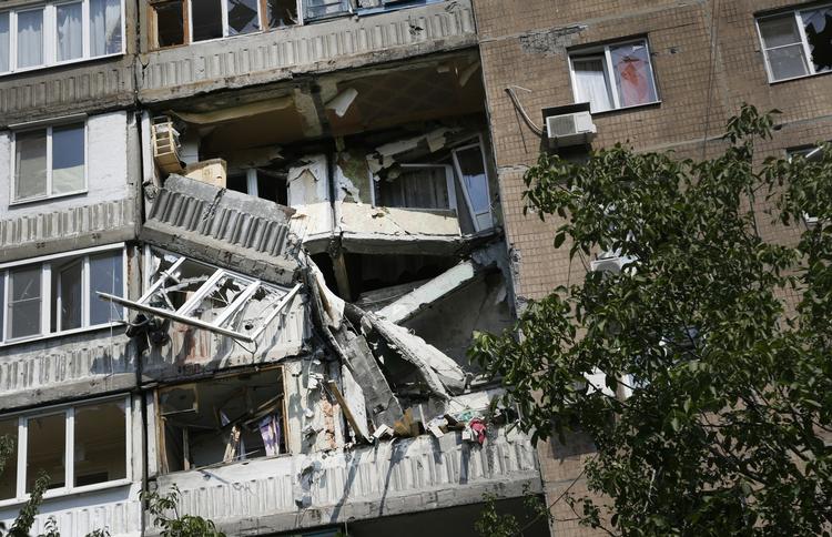 BESKYDNING. En beskadiget boligblok i Donetsk. Trods våbenhvilen er der fortsat skyderier i Østukraine. Nu er lokale bange for, at en regulær krig om området er forestående. 