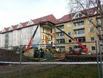 Styrt. En del af beboelsesejendommen i Frederikshavn er styrtet sammen. En person er hårdt kvæstet og bliver netop nu kørt til Aalborg Sygehus 