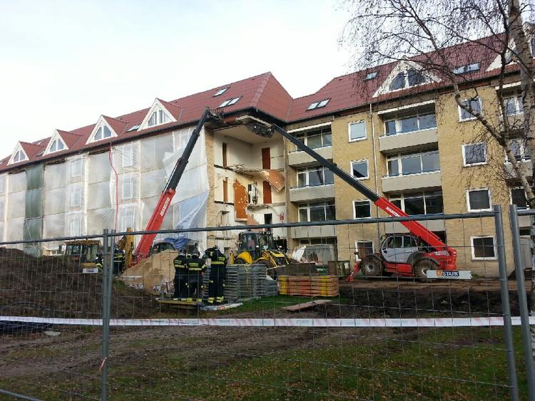 Styrt. En del af beboelsesejendommen i Frederikshavn er styrtet sammen. En person er hårdt kvæstet og bliver netop nu kørt til Aalborg Sygehus 