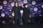 Ozzy og Sharon Osbourne ankommer til EMA. Førstnævnte fik den prestigefulde ikon-pris ved showet. 