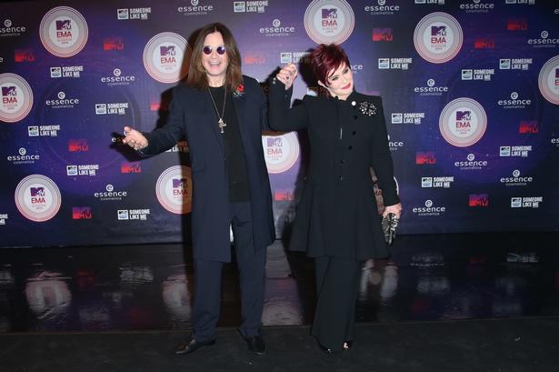 Ozzy og Sharon Osbourne ankommer til EMA. Førstnævnte fik den prestigefulde ikon-pris ved showet. 
