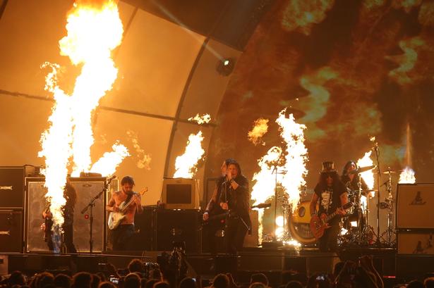 Simon Neil, Myles Kennedy og Slash optræder under showet i Glasgow. 