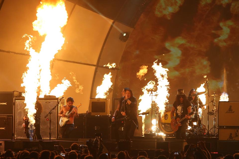 Simon Neil, Myles Kennedy og Slash optræder under showet i Glasgow. 