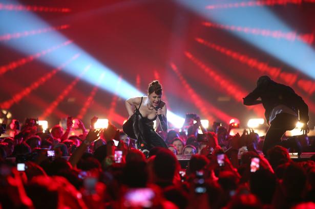 Sangerinden Kiesza optræder med 'Hideaway'. 