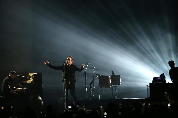 Bono og The Edge fra U2 på scenen. De spillede 'Every Breaking Wave' fra deres udskædte iTunes-album 'Songs of Innocence'. 