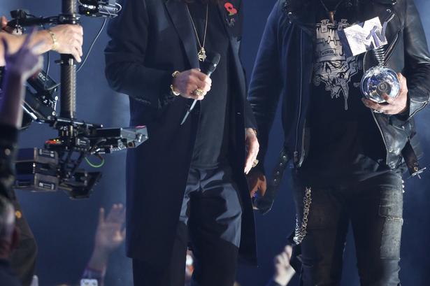 Ozzy Osbourne fik 'Global Icon Award', overrakt af guitaristen Slash. 