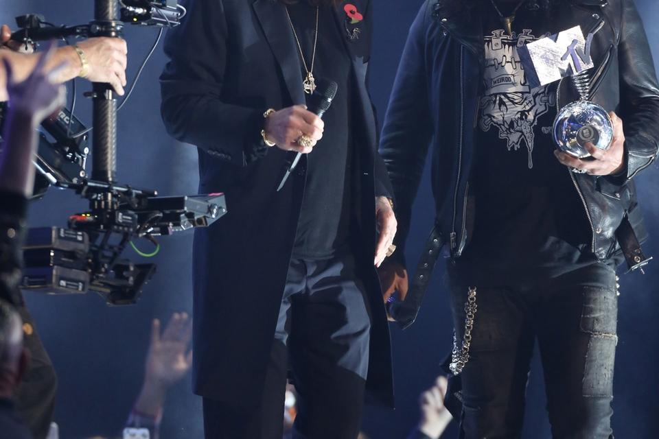Ozzy Osbourne fik 'Global Icon Award', overrakt af guitaristen Slash. 