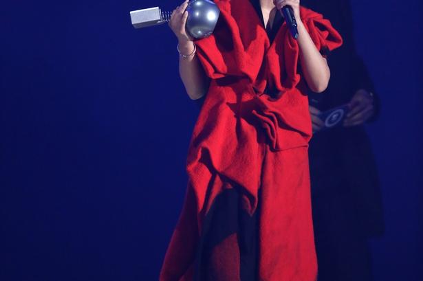 Kinesiske Bibi Zhou med sin pris for 'Best Worldwide Act'. Hun slog navne som One Direction (der ellers var aftenens store prisslugere) og 5 Seconds of Summer i kategorien. 