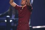 Enrique Iglesias på scenen. Latino-charmøren vandt i kategorien 'Bedste verdenskunstner'. 