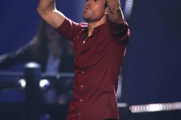 Enrique Iglesias på scenen. Latino-charmøren vandt i kategorien 'Bedste verdenskunstner'. 