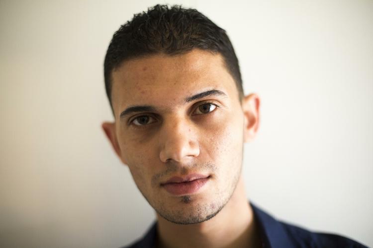 Overlevende. Mohammad Suleimane har søgt om asyl i den nordtyske by Lübeck. Han og 12 familiemedlemmer var om bord på et skib, der sank. Han var den eneste fra familien, der overlevede. 