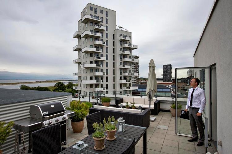 København. Store altaner til nybyggede lejligheder erstatter børnefamiliernes behov for at flytte til en villa i forstaden. Som her i en af de nye højhuse ved Amager Strandpark. 