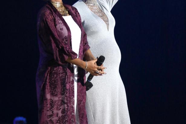 Højgravide Alicia Keys (t.h.) gav en smuk optræden med 'We Are Here'. Hun ses sammen med skotskfødte Emeli Sandé, der formentlig følte sig hjemme ved showet, der i år blev afholdt i Glasgow. 